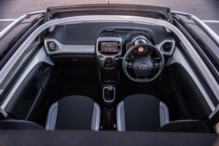 Интерьер Toyota Aygo x-cite 5-Door 2017 года  (ZA) (фото 9 из 20)